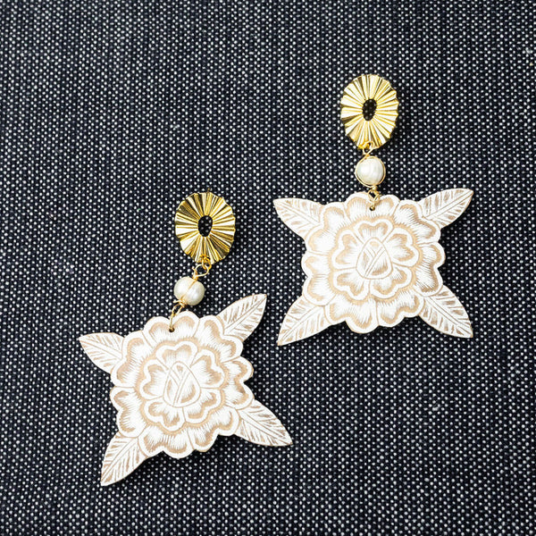 Jícara Statement Earrings  - White Flower